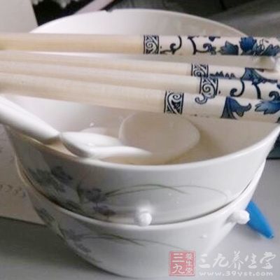 完颜手里拿着碗筷,瞪大嘴巴 完颜手里拿着碗筷,瞪大嘴巴