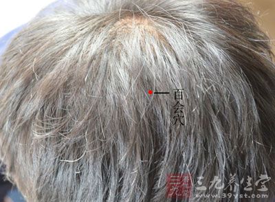 百会位于头顶中央，是两耳尖直上连线与头顶正中线的交汇处