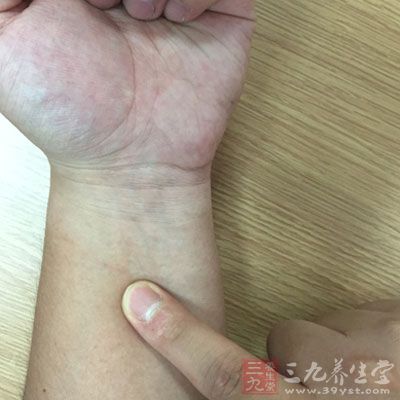 按压两手的内关穴来缓解疼痛