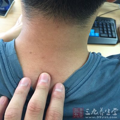 通过按摩大椎穴能够帮助有效的缓解神经