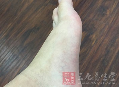 入睡前用拳头敲击脚底，可消除一天的疲惫