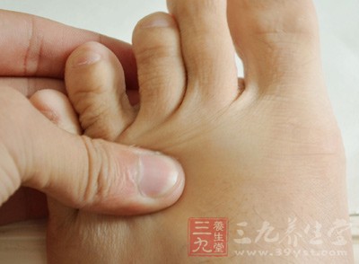 每天晚上洗完脚可以用拇指用力点揉这里，直到有明显的酸胀感为止