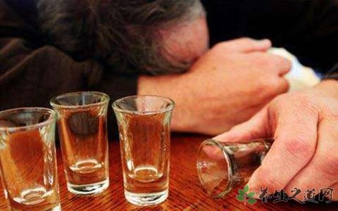 北京集中销毁假酒 喝假酒的危害有哪些