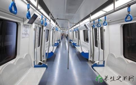男子地铁当众脱鞋 坐地铁时需要注意什么