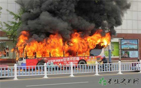 哈尔滨公交车自燃 车辆着火怎么逃生