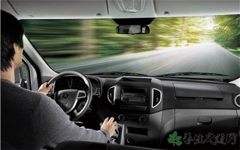 打伞开敞篷跑车 哪些行为属危险驾驶