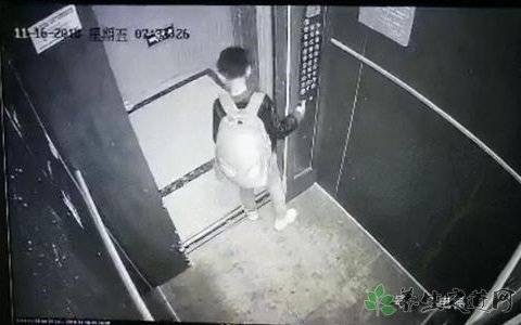 男孩拿雨伞卡电梯 儿童乘坐电梯注意事项