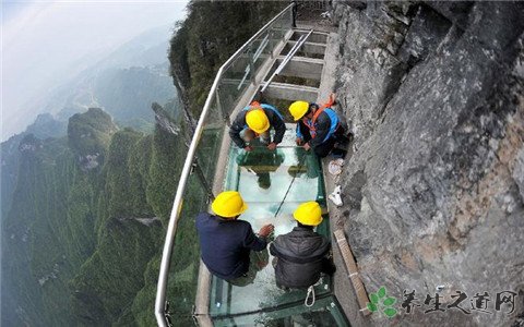 玻璃栈道碎裂特效 体验高危旅游项目注意事项