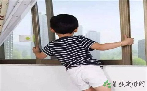 妇女接住坠楼女孩 如何预防孩子坠楼事故