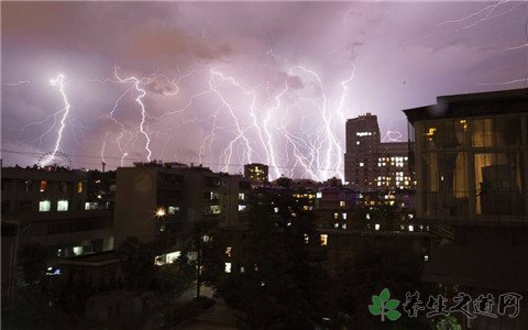 暴雨蓝色预警持续 雷暴天气安全注意事项