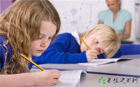 暑假要做的卷子重4斤 学生怎样减压最好