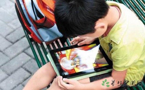 上课玩手机被夹碎 孩子玩手机的危害