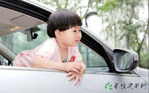 被抱出车窗撒尿 开车时如何解决孩子小便问题