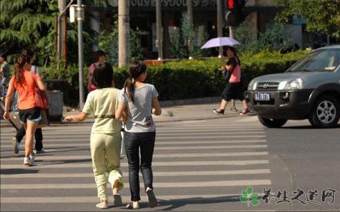 女子被卷货车底盘 闯红灯的危害性