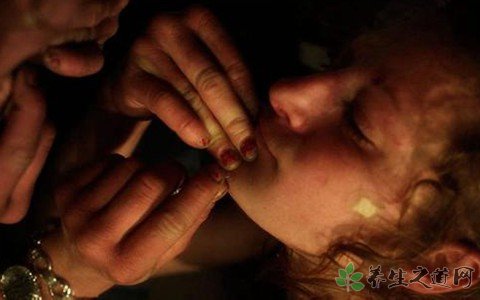 缉毒警被毒贩碾压 毒品的危害性