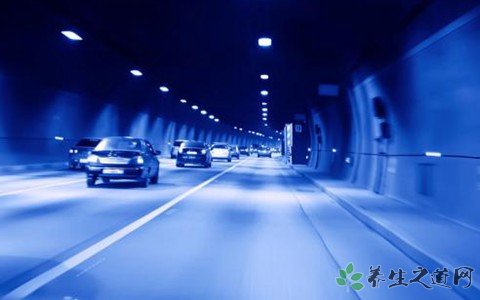 宝马连闯4个红灯 如何避免闯红灯