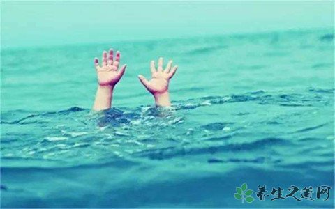 少女落水民警救人 正确救溺水者的方法