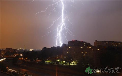 成都机场遭遇雷暴 户外遭遇雷暴天气怎么办