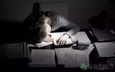 小伙熬夜引发抢救 熬夜会诱发什么病