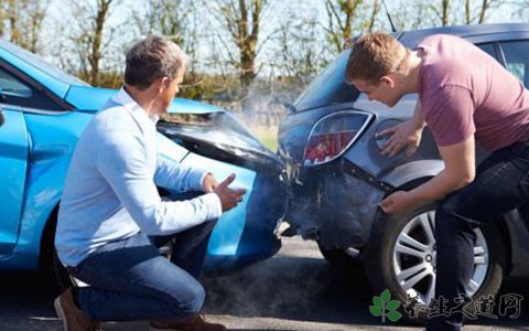 学生刮蹭百万豪车 撞车了要怎么办