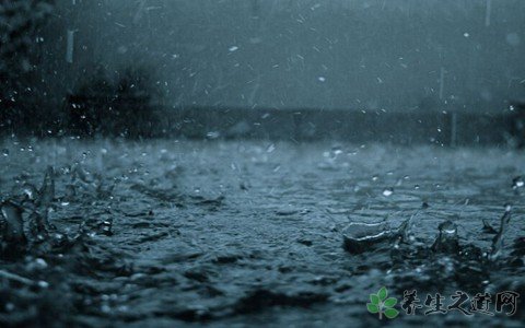 军训防雨神器 下雨天如何躲避危险
